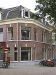 908696 Gezicht op het winkelhoekpand Kruisweg 26 te Utrecht, met op de voorgrond de Otterstraat.N.B. bouwjaar: ...